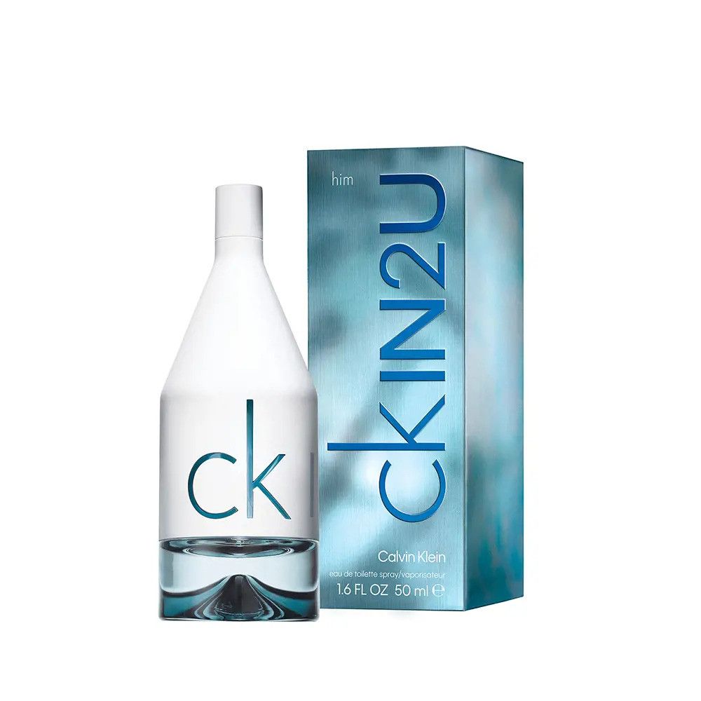 Flakon und Verpackung von Calvin Klein CKIN2U for him. Flakon weiß, Verpackung blau mit Schriftzug CKIN2U.