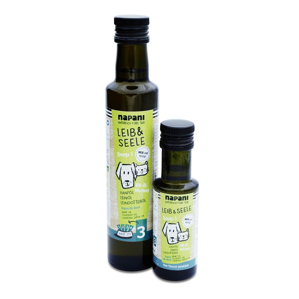 Zwei grüne Glasflaschen mit schwarzen Deckeln. Auf den Etiketten steht "LEIB & SEELE" mit einem Hund und einer Katze. Text: Omega 3.