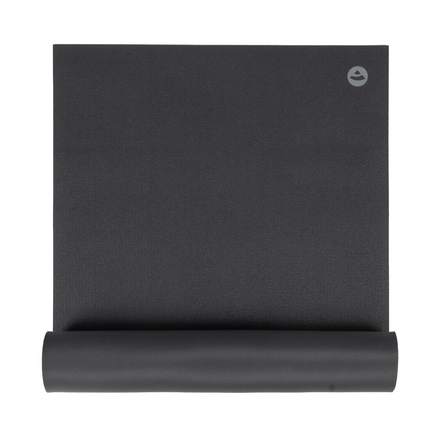 Dunkelgraue Yogamatte, teilweise gerollt, mit Logo. Auf weißem Hintergrund.