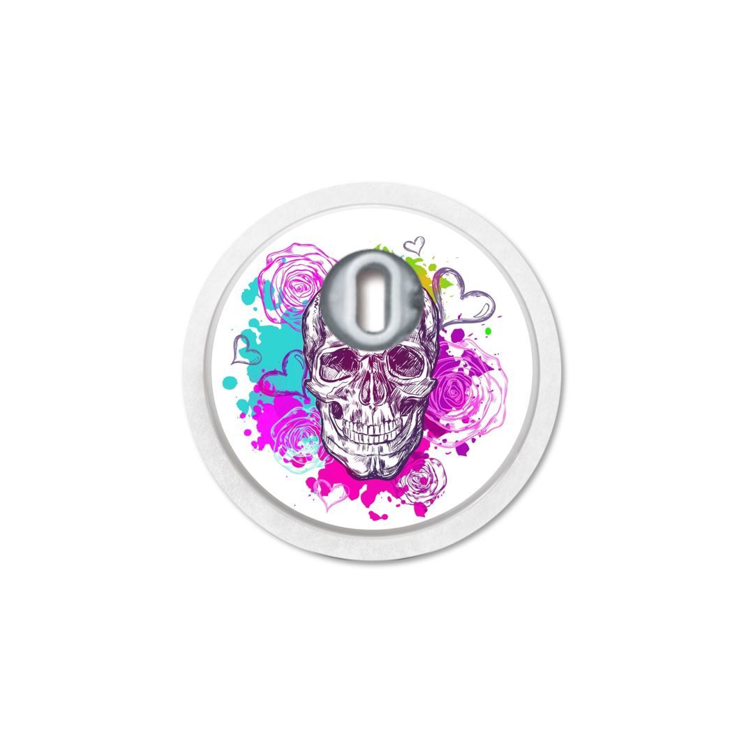 Runder Aufkleber mit Totenkopf-Design, Rosen und Farbspritzern. Öffnung für Sensor. Weißer Rand.