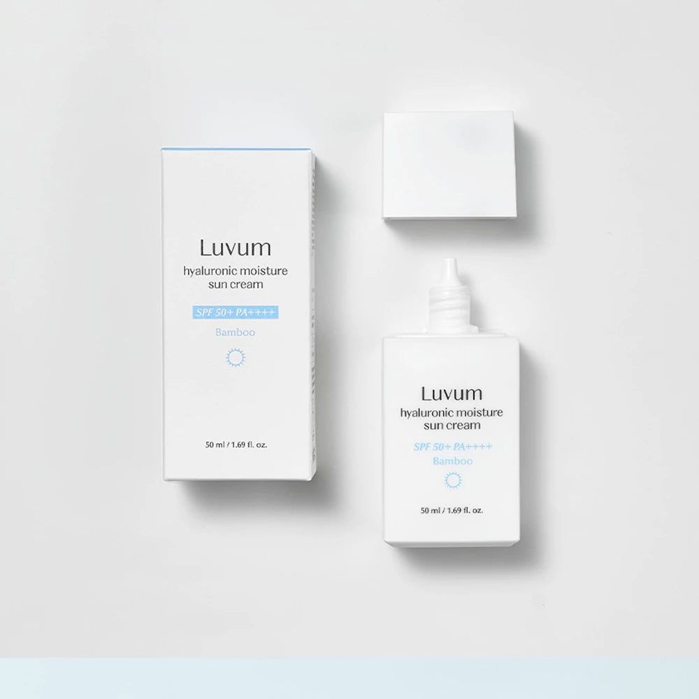 LUVUM Hyaluronsäure Feuchtigkeitscreme LSF 50+ PA++++ in Verpackung. Weiße Tube und Schachtel mit blauer Schrift.