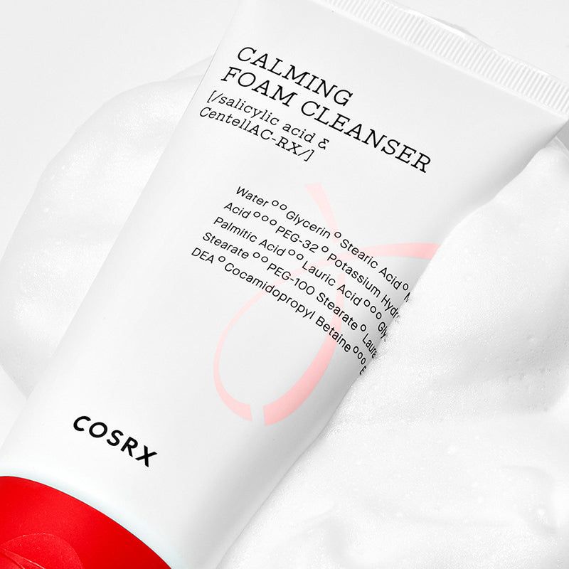 Weiße Tube mit rotem Deckel in Schaum. Aufschrift: Calming Foam Cleanser, Inhaltsstoffe. Marke: COSRX.