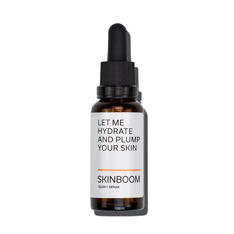 Braune Glasflasche mit schwarzer Pipette. Etikett mit Text: LET ME HYDRATE AND PLUMP YOUR SKIN. SKINBOOM Glow C Serum.