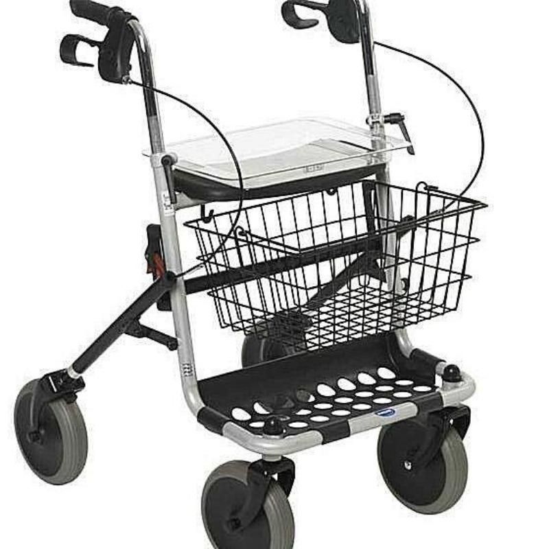 Rollator mit Korb, Tablett und vier Rädern. Silberfarbener Rahmen, schwarzer Korb und Sitzfläche. Graue Räder. Schwarze Handgriffe.