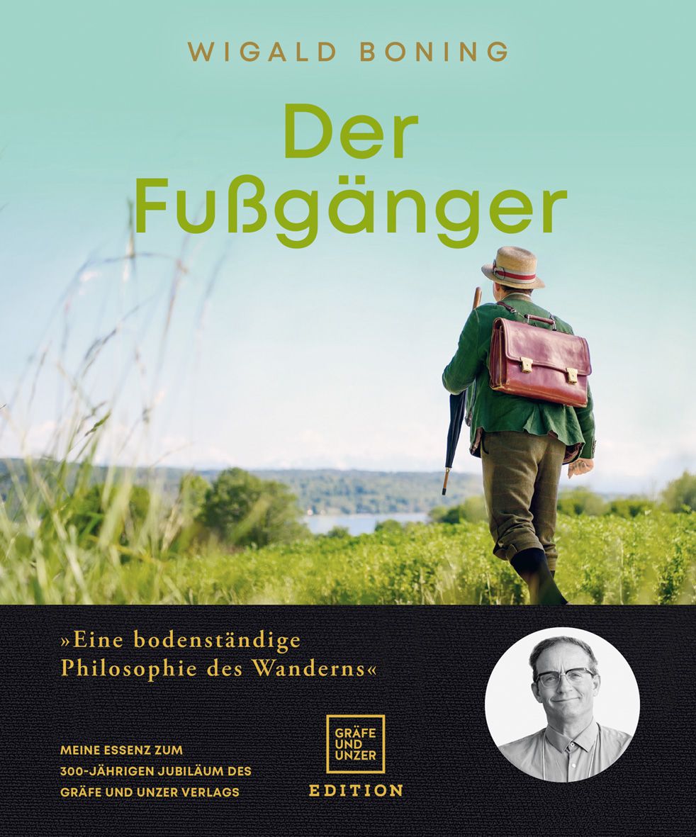 Buchcover: "Der Fußgänger" von Wigald Boning. Mann mit Aktentasche und Regenschirm auf Wanderung. Text: "Eine bodenständige Philosophie des Wanderns".