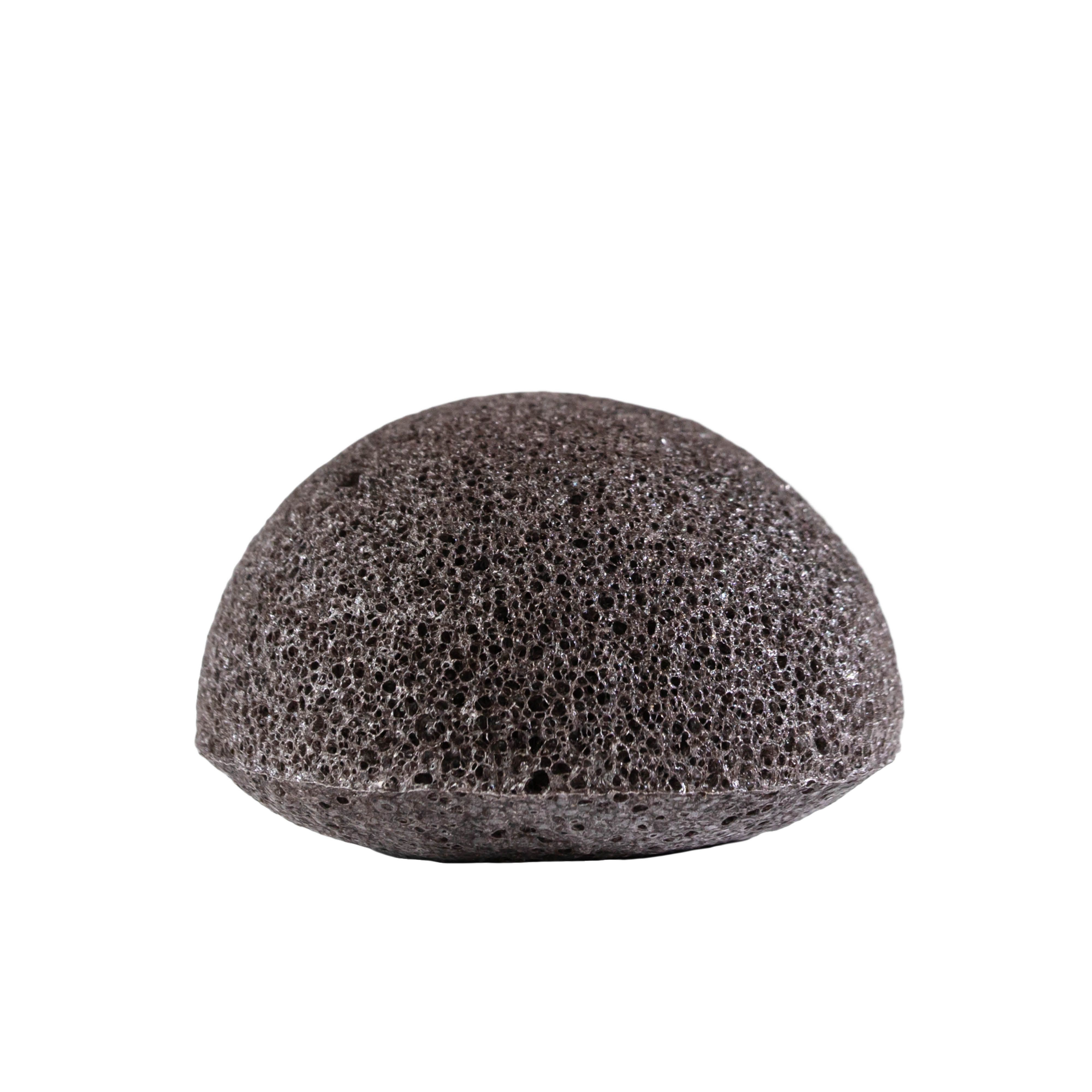 Konjac-Schwamm, dunkelgrau, halbkugelförmig. Porenstruktur sichtbar.