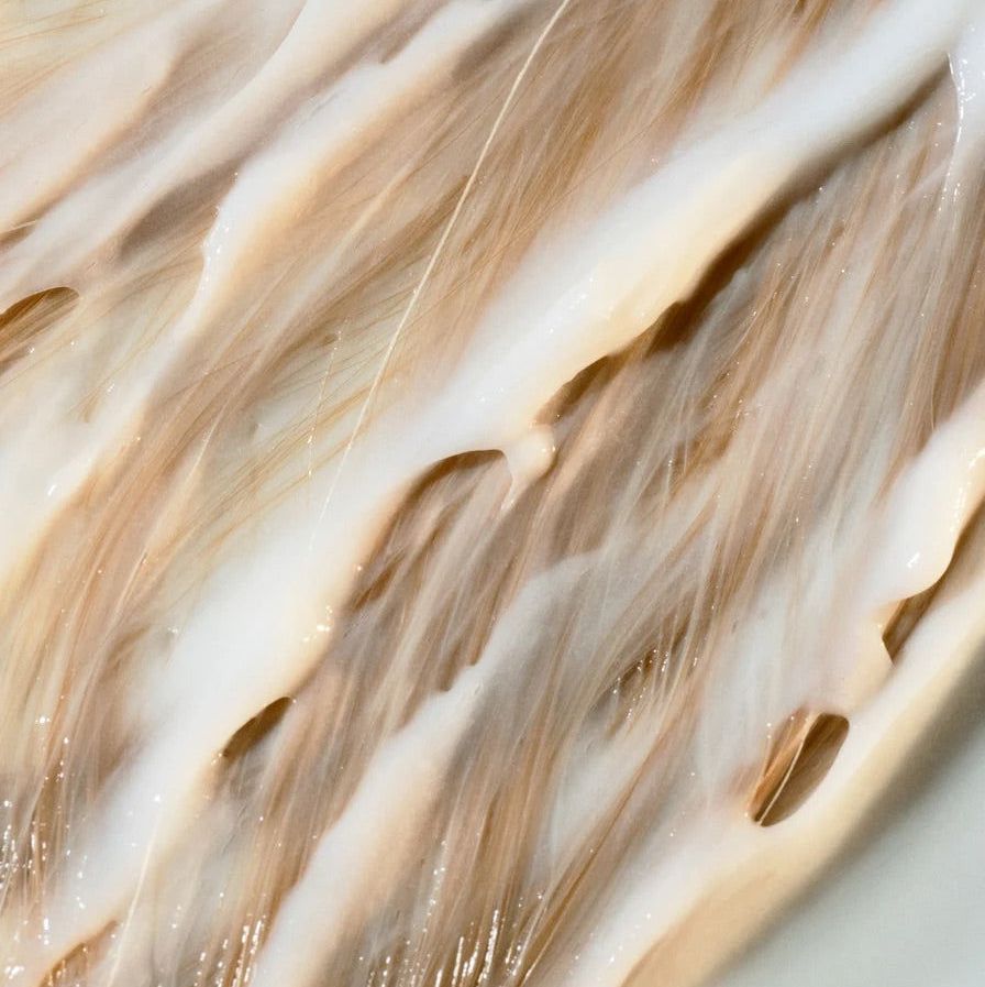 Nahaufnahme von Zero Skin Intensives SOS Treatment mit Keratin, das auf blondem Haar verteilt wird.