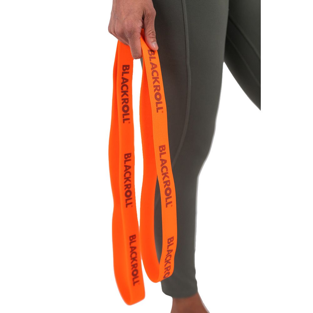 Zwei orangefarbene Bänder mit dem Schriftzug BLACKROLL. Die Bänder werden von einer Person gehalten.