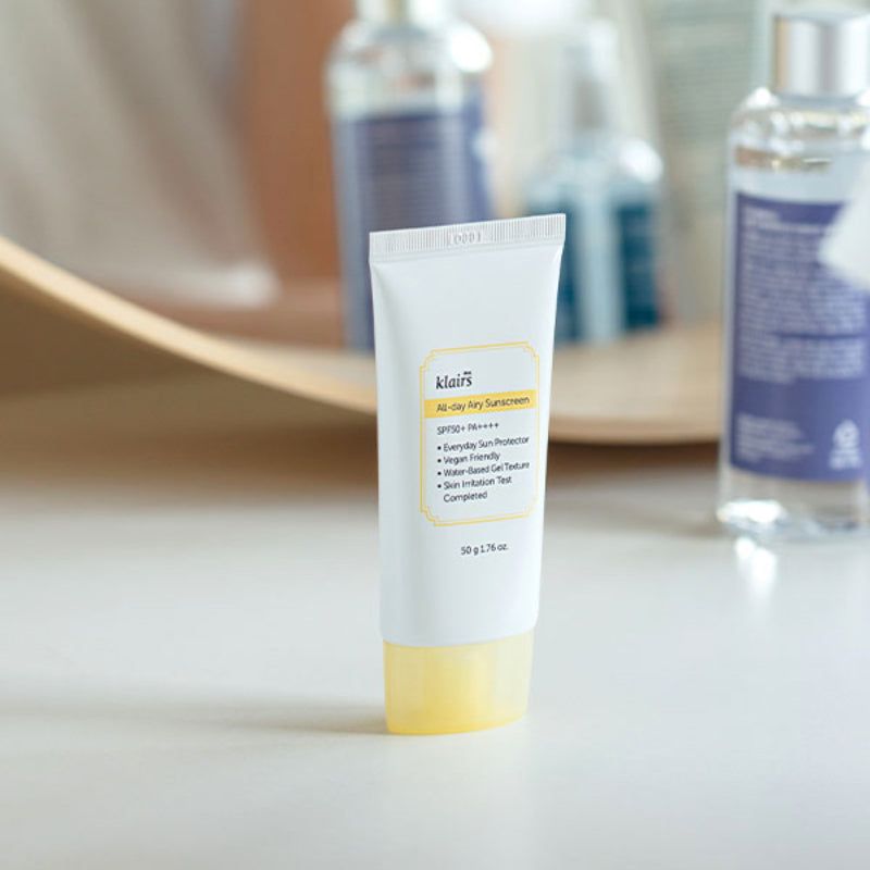 Weiße Tube mit gelbem Deckel auf einem Tisch. Aufschrift: klairs All-day Airy Sunscreen SPF50+ PA++++. 50 g 1.76 oz.