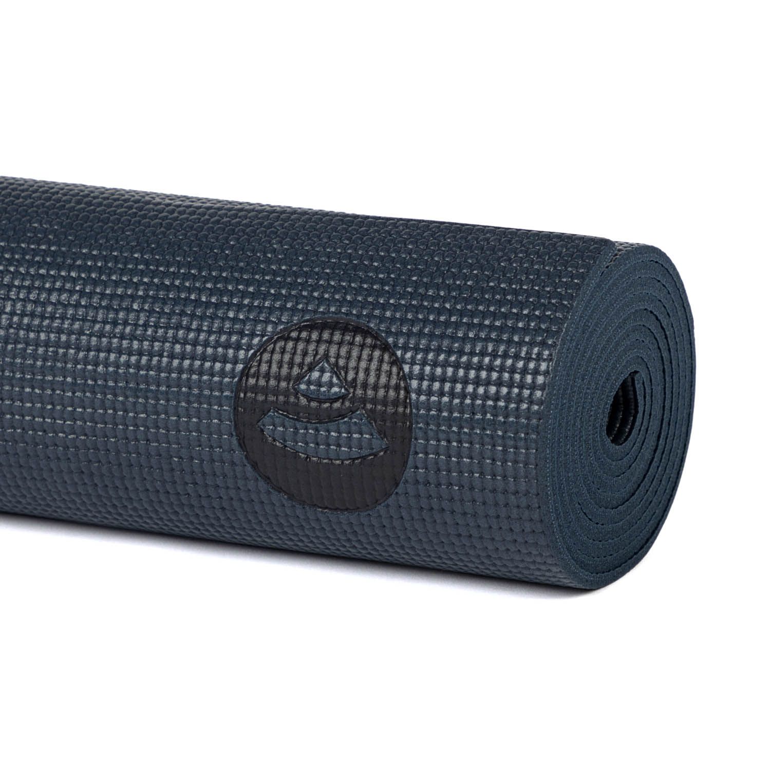 Gerollte Yogamatte in Dunkelblau mit Logo. Auf weißem Hintergrund.
