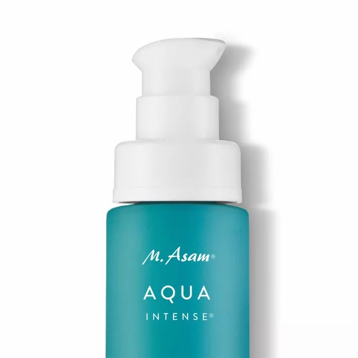 Nahaufnahme der Flaschenoberseite. Weißer Pumpkopf auf türkisfarbener Flasche. Aufschrift: M. Asam AQUA INTENSE.