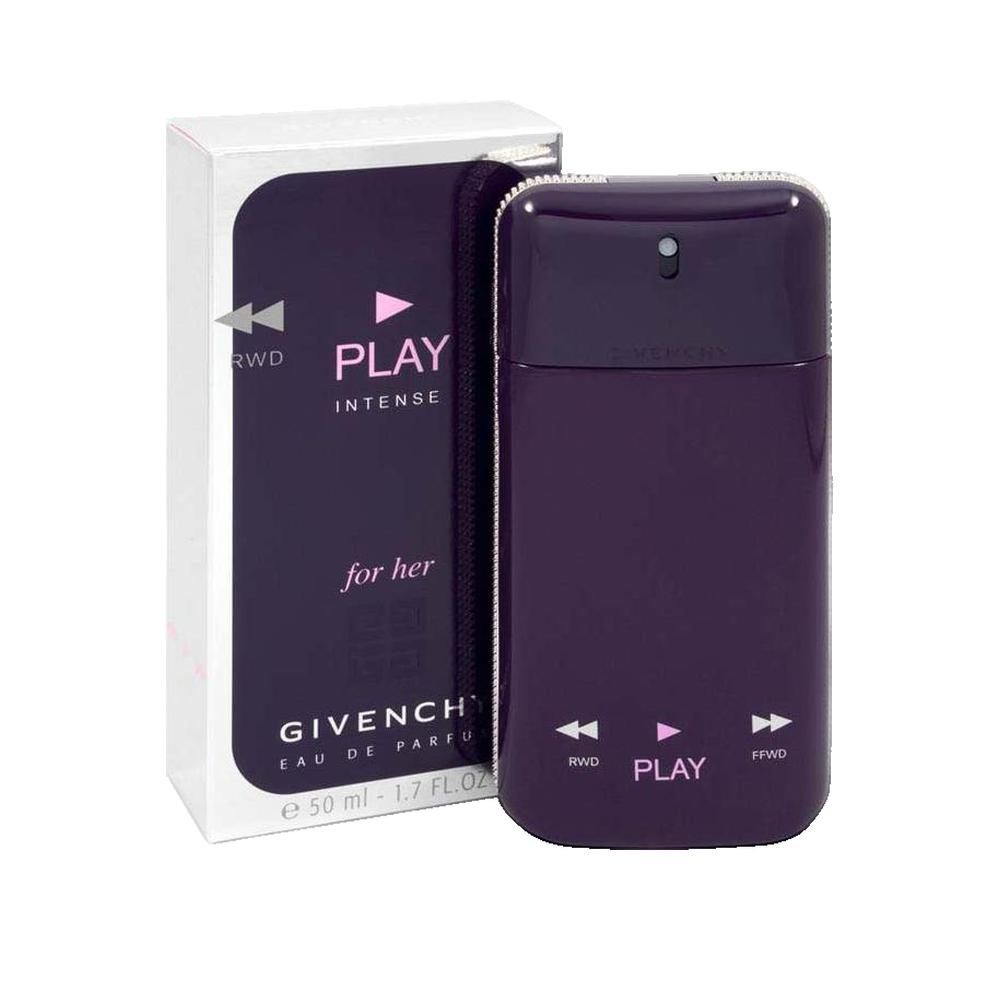 Givenchy Play Intense for Her Eau de Parfum. Lila Flakon neben Verpackung. Flakon mit Sprühkopf. Verpackung mit Text: PLAY INTENSE for her.