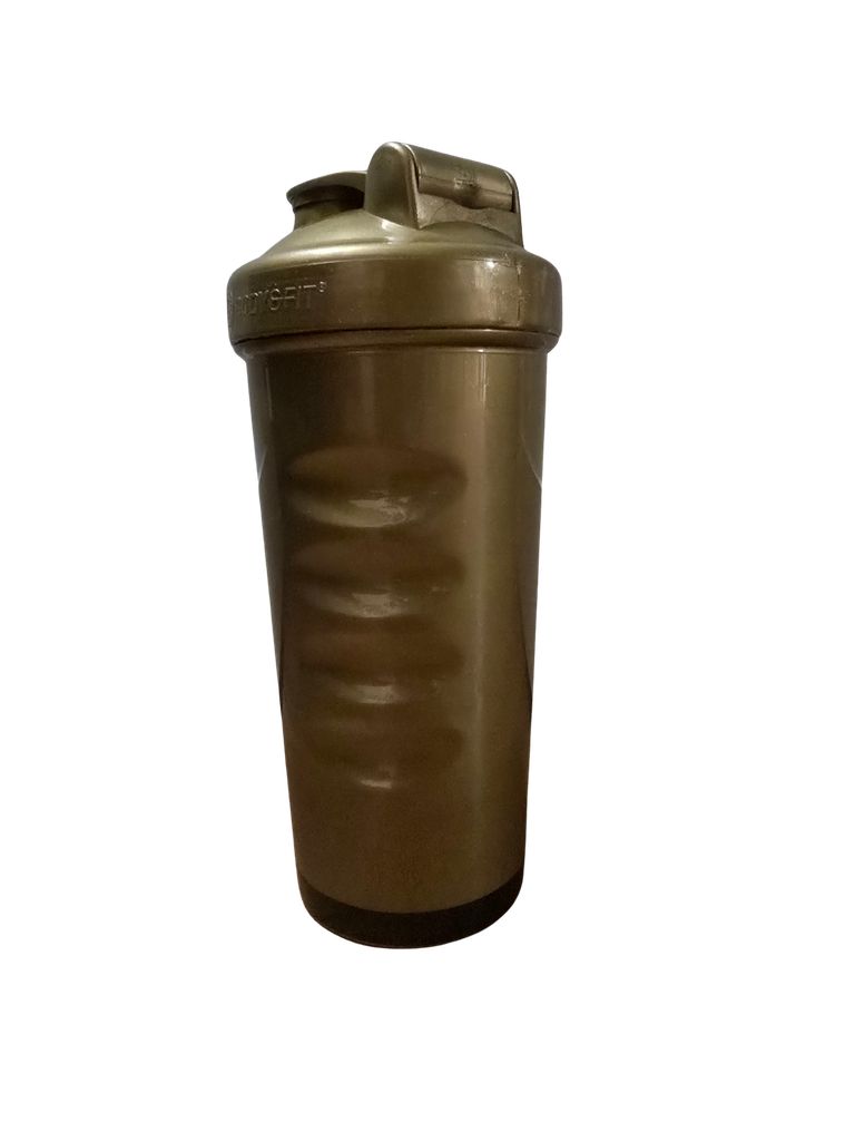 Goldfarbener Shaker mit schwarzem Schriftzug BODY&FIT. Deckel mit Trinköffnung. Vertikale Rillen am Körper.