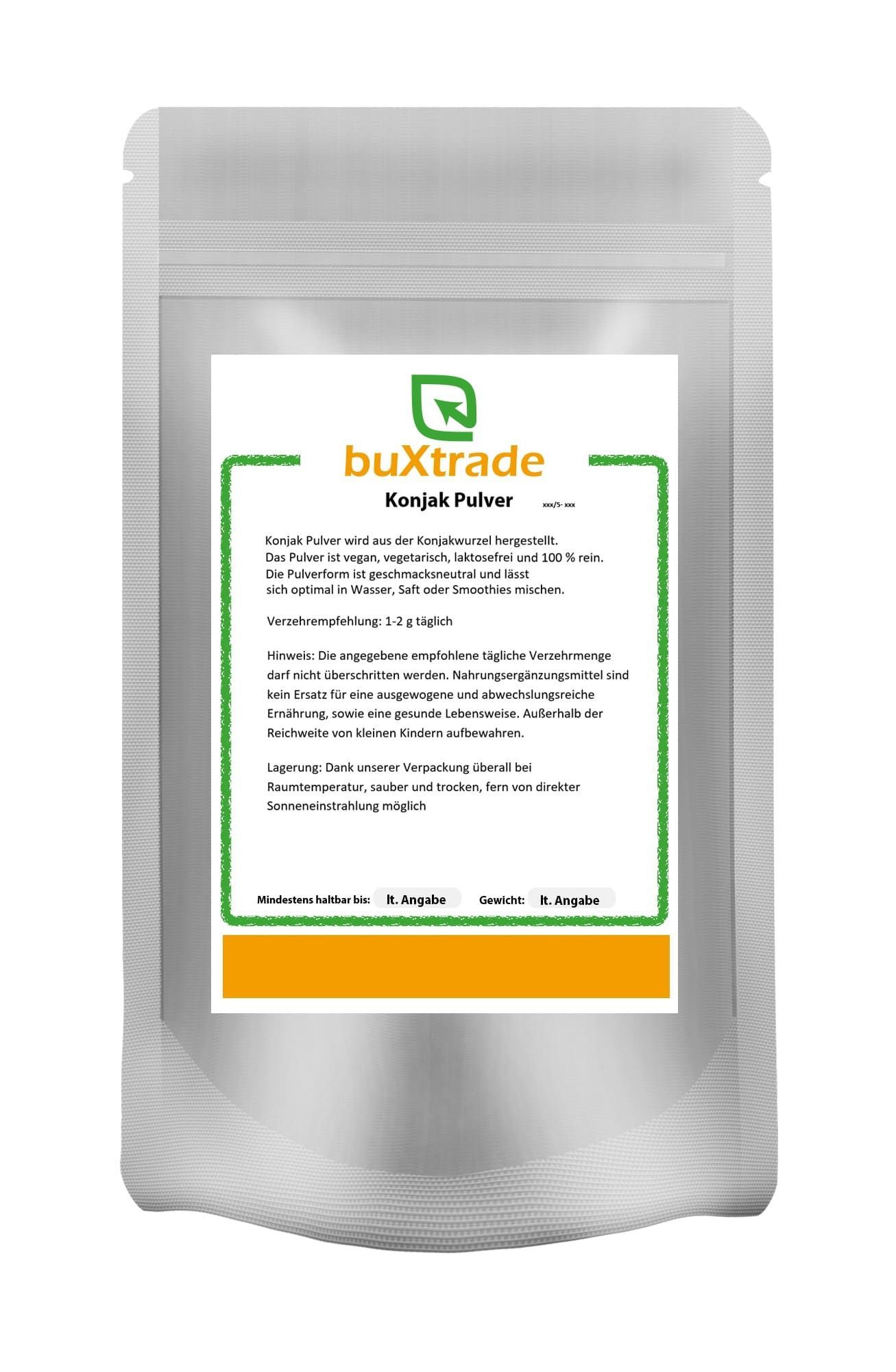 Beutel mit buXtrade Konjak Pulver. Weißer Beutel mit Etikett. Text: Konjak Pulver, vegan, laktosefrei. Grüne und orangefarbene Elemente.