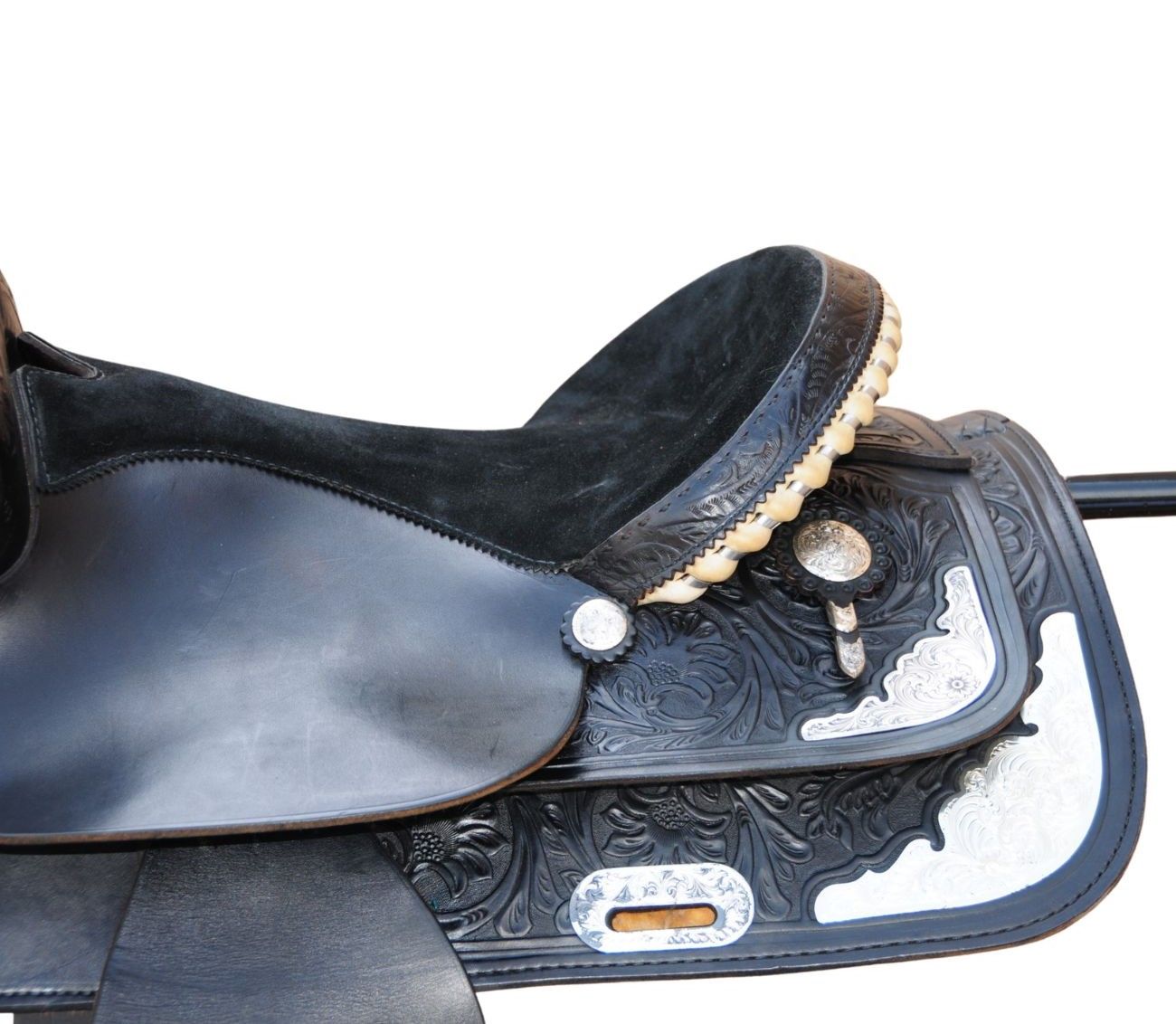 Schwarzer Westernsattel mit silbernen Verzierungen. Detailansicht des Sattelsitzes und der seitlichen Verzierungen.