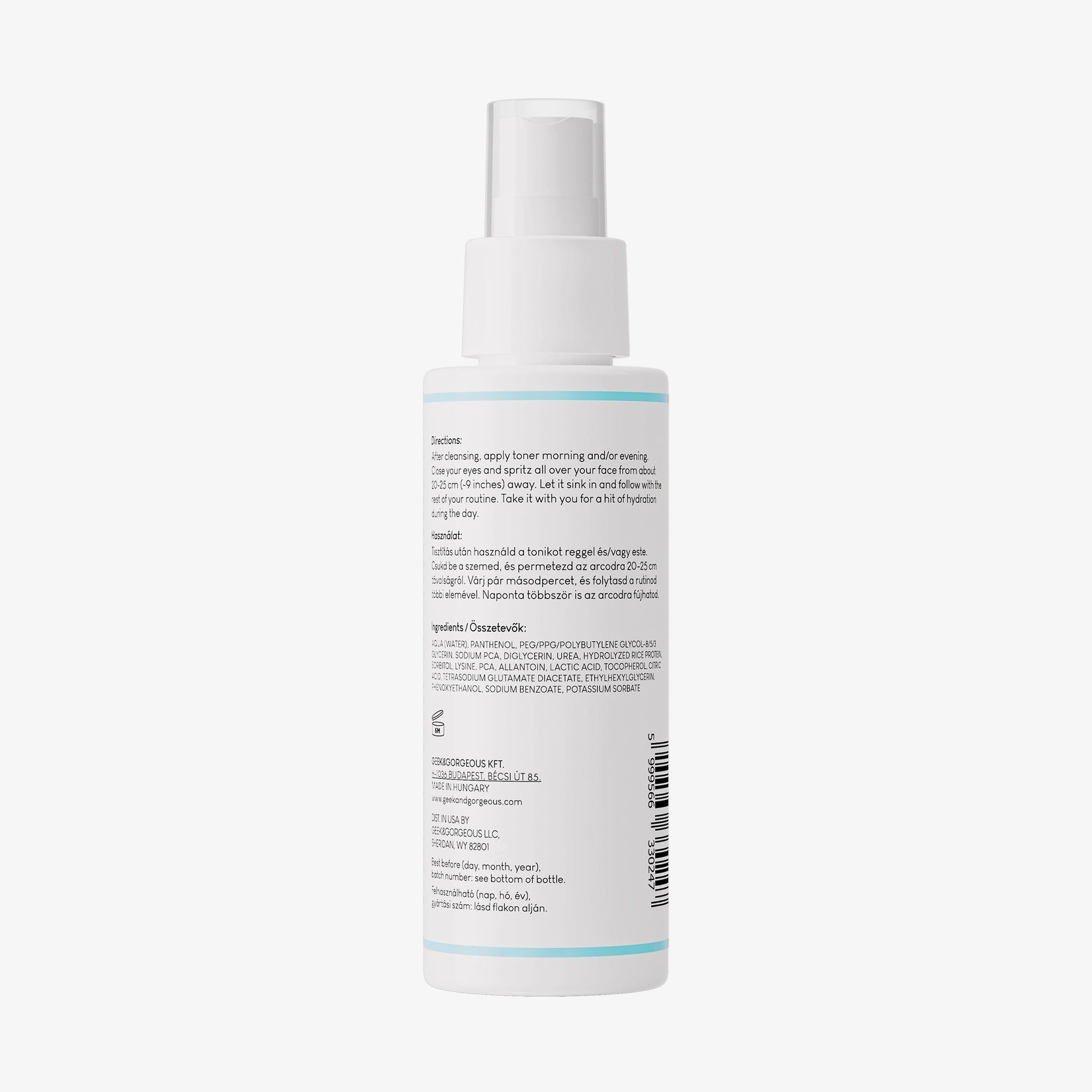 Weiße Sprühflasche mit Produktinformationen. Text in Englisch. Hellblauer Streifen am oberen und unteren Rand.