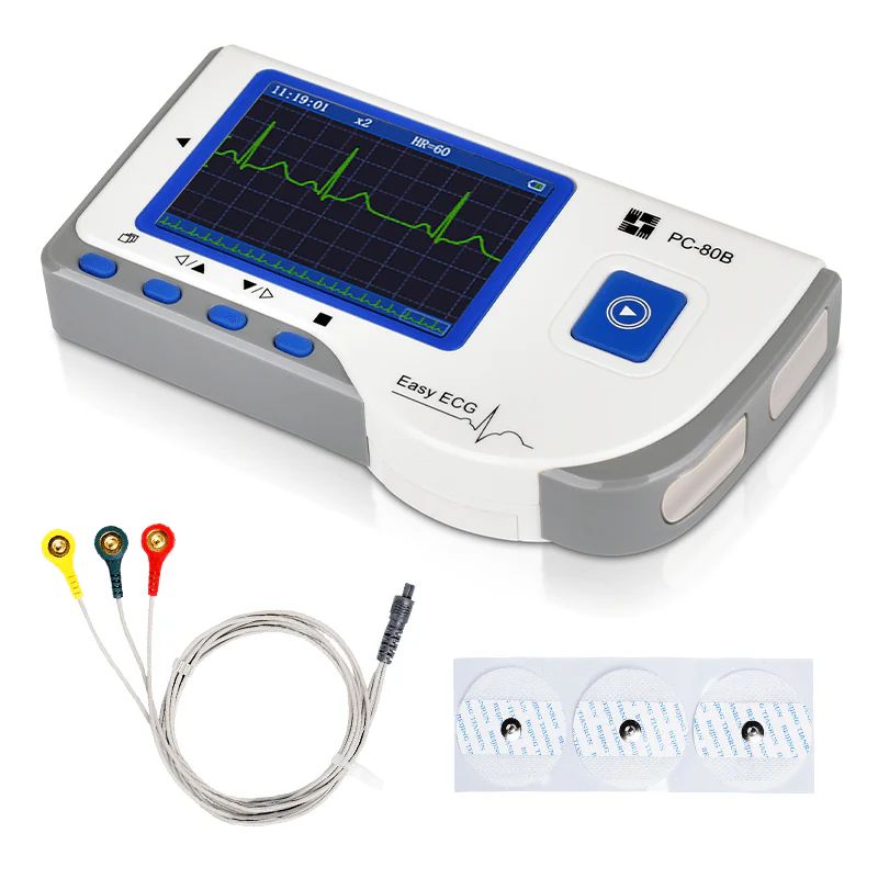 Handheld-EKG-Gerät PC-80B mit Display, Kabel und Elektroden. Zeigt EKG-Kurve. Graues Gehäuse, blaue Tasten. "Easy ECG"-Schriftzug.