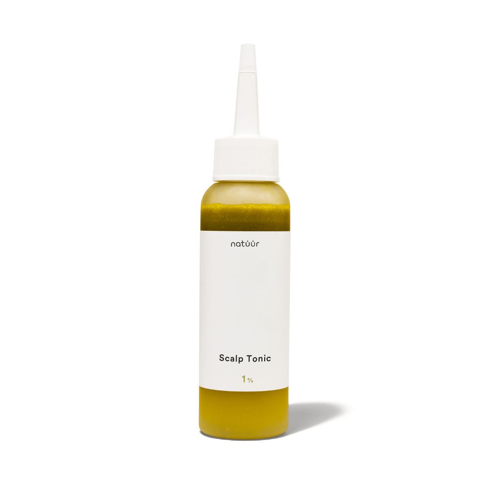 Eine Flasche natüür Scalp Tonic. Weiße Flasche mit gelber Flüssigkeit. Text: Scalp Tonic, 1%.