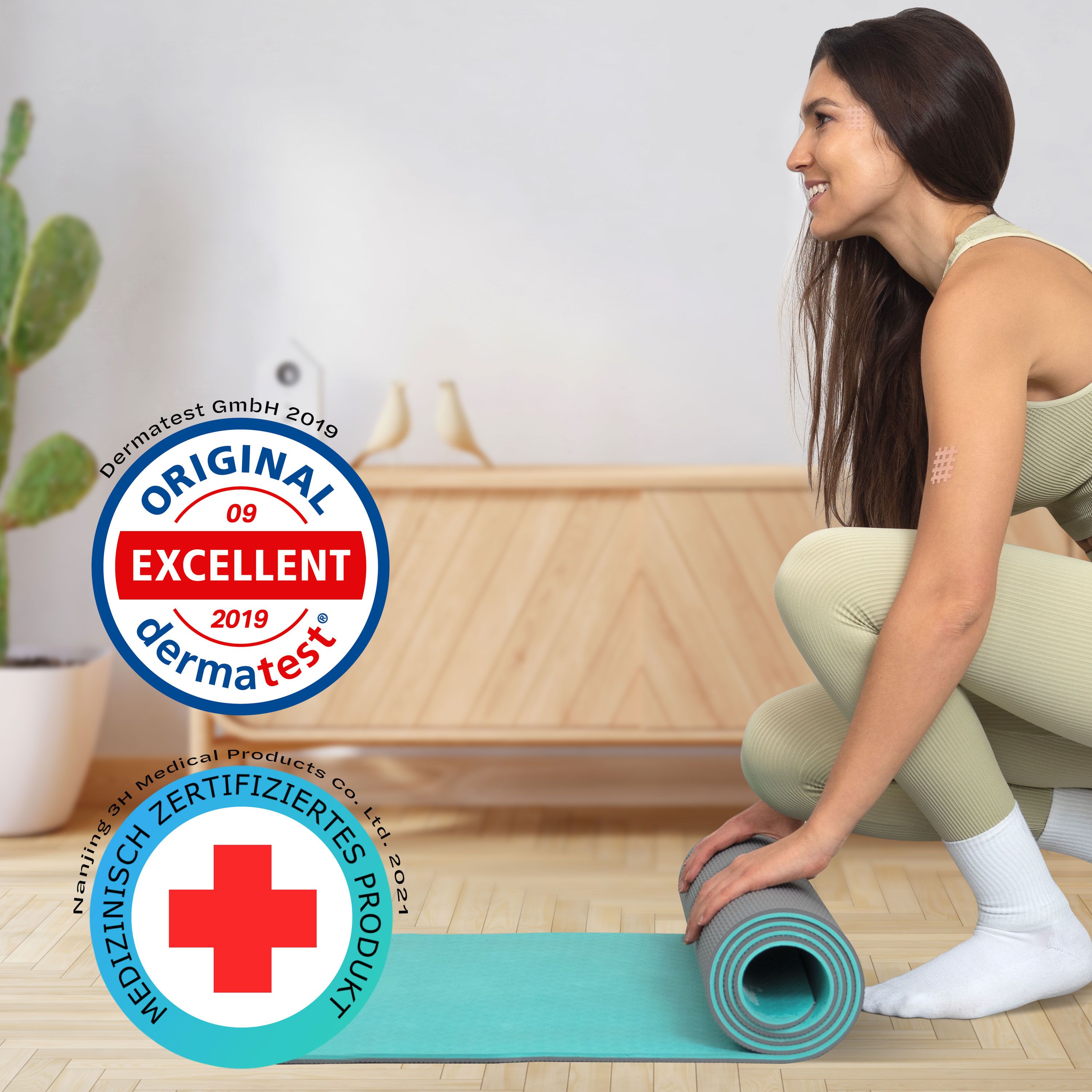 Frau mit Yogamatte. Aufkleber: Dermatest Original Excellent 2019, Medizinisch Zertifiziertes Produkt 2021.