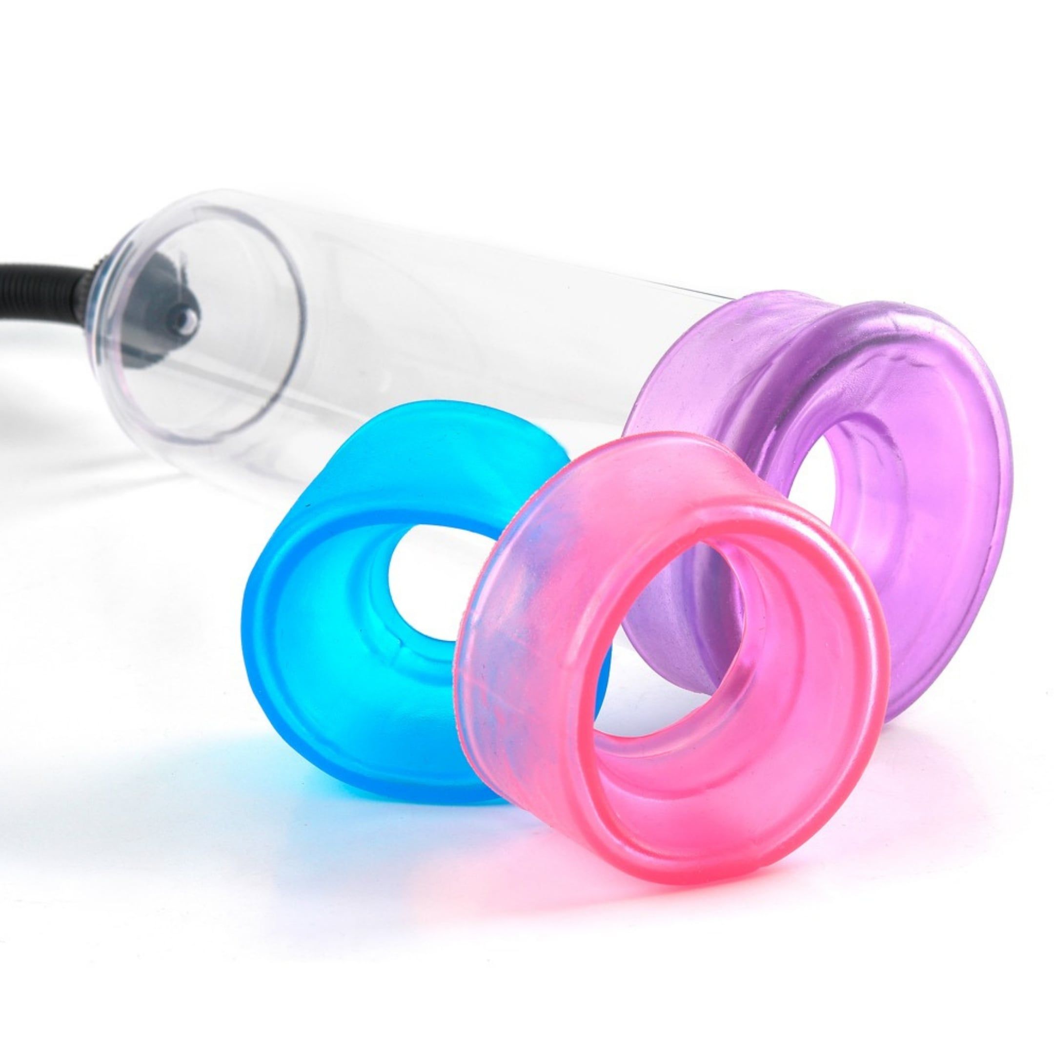 Drei Manschetten in Blau, Pink und Lila. Ringförmig, aus weichem Material. Zylinderpumpe im Hintergrund.