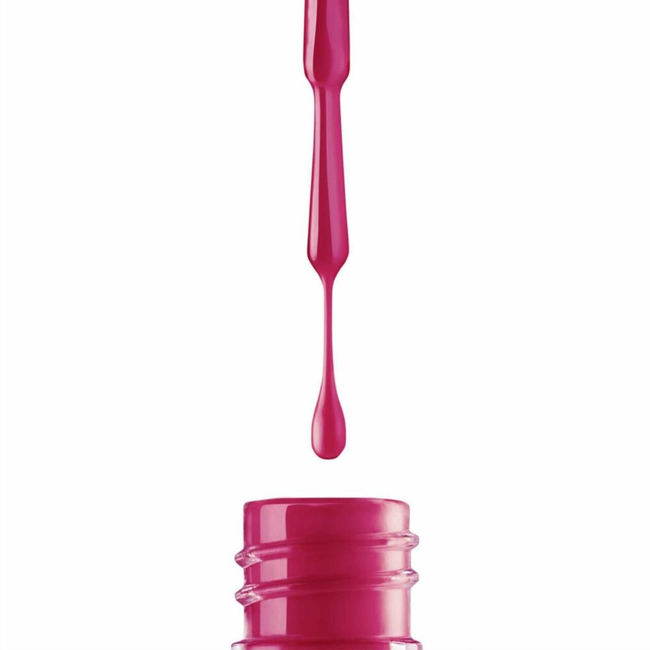 Nagellack tropft aus Flasche. Tropfenform. Flaschenhals mit roter Farbe. Weißer Hintergrund.