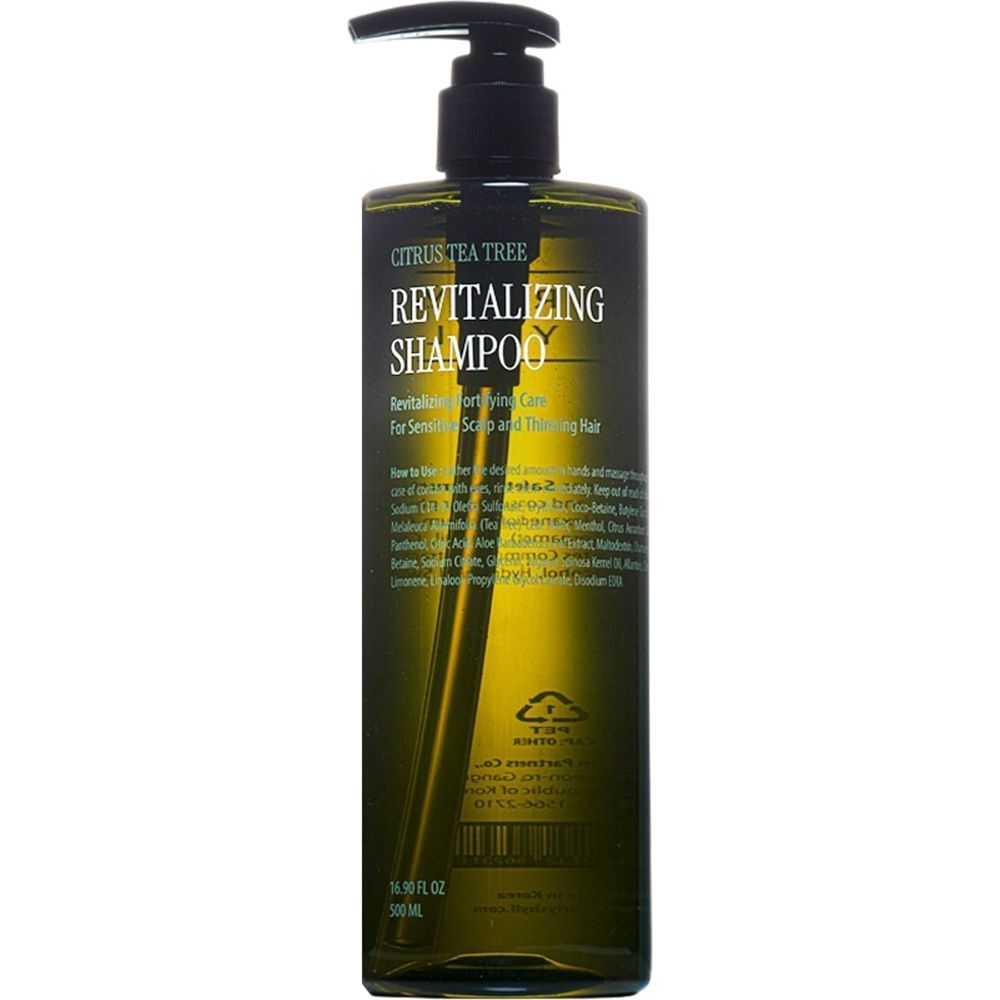 Grüne Shampoo-Flasche mit schwarzem Pumpverschluss. Aufschrift: Revitalizing Shampoo. Flasche mit Inhaltsangaben und Volumenangabe.