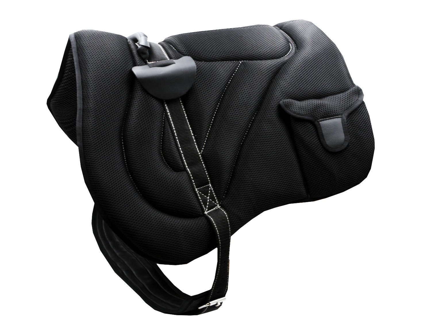 Schwarzer AMKA Bareback Pad. Gesamtansicht. Gepolstert, mit Schnalle, Gurt und Tasche.