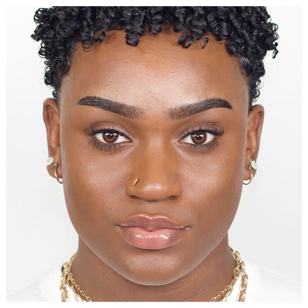 Nahaufnahme eines Gesichts. Hautton mit Concealer.