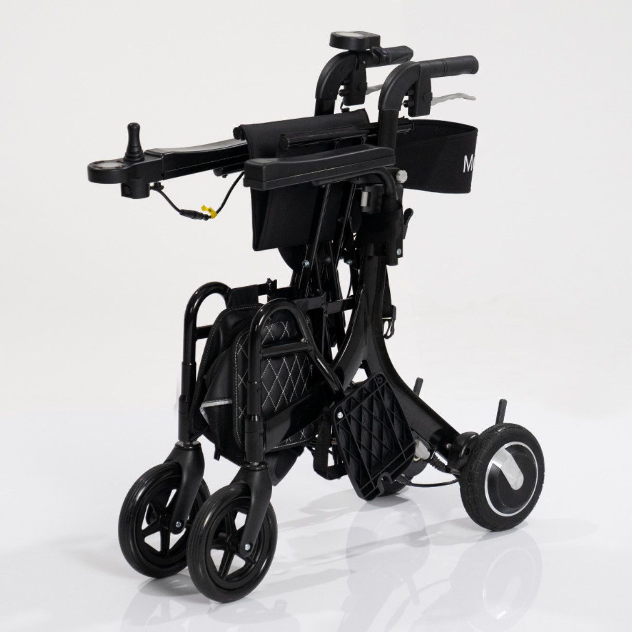 Gefalteter elektrischer Rollator mit Sitz, Armlehnen und Joystick.
