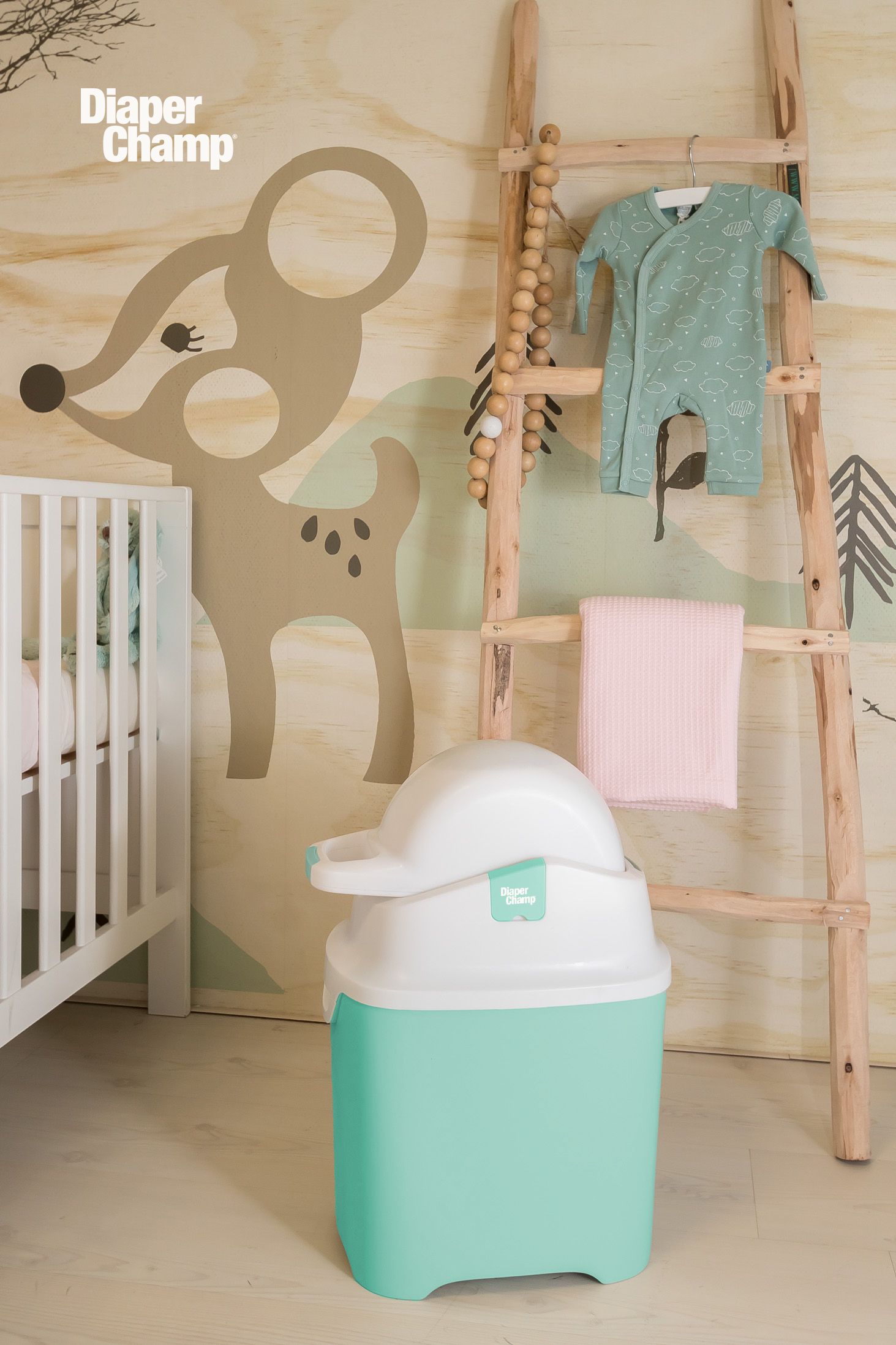 Windeleimer, grau und weiß. Schritte 1 und 2. Person öffnet den Deckel und hebt ihn an. Pfeil zeigt die Bewegung.