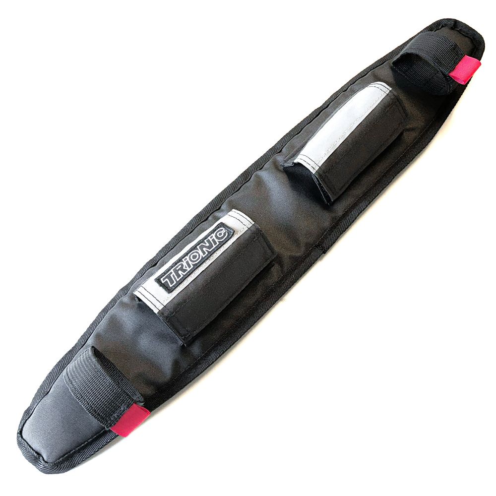 Schwarzes Rückenpolster mit Trionic-Logo. Rote Akzente. Rechteckige Form. Weißer Hintergrund.