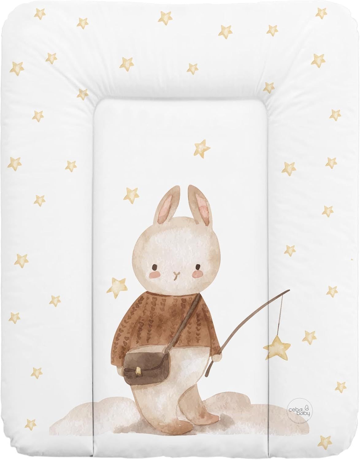 Wickelauflage mit Sternenmuster und Hasen-Illustration. Gepolsterte Oberfläche mit erhöhtem Rand. Marke: Ceba Baby.