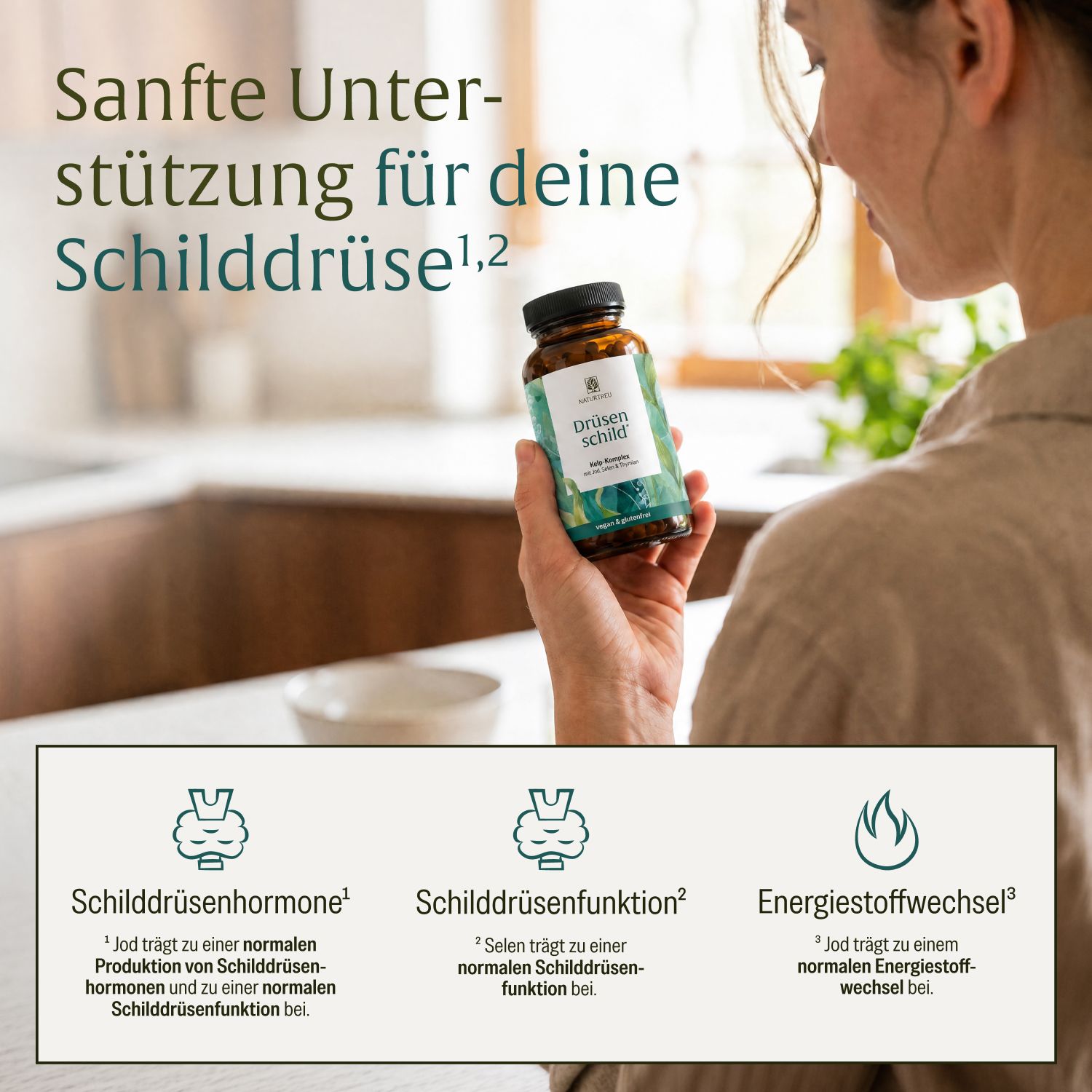 Frau hält eine Flasche Naturtreu Drüsen Schild Kelp-Komplex. Beschriftung zeigt Schilddrüsenunterstützung durch Jod, Selen.