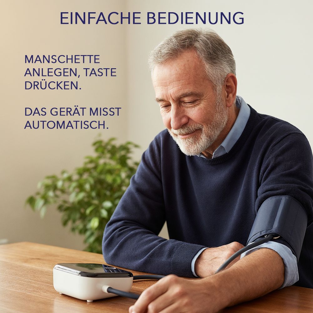 Älterer Mann mit Manschette am Arm, blickt auf ein Blutdruckmessgerät. Das Gerät ist weiß mit schwarzem Display.