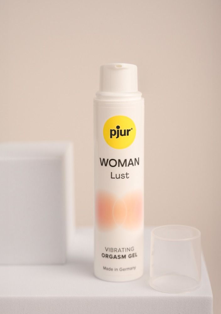 Weiße Flasche mit gelbem Logo und Aufschrift: pjur WOMAN Lust, Vibrating Orgasm Gel. Transparenter Deckel daneben.
