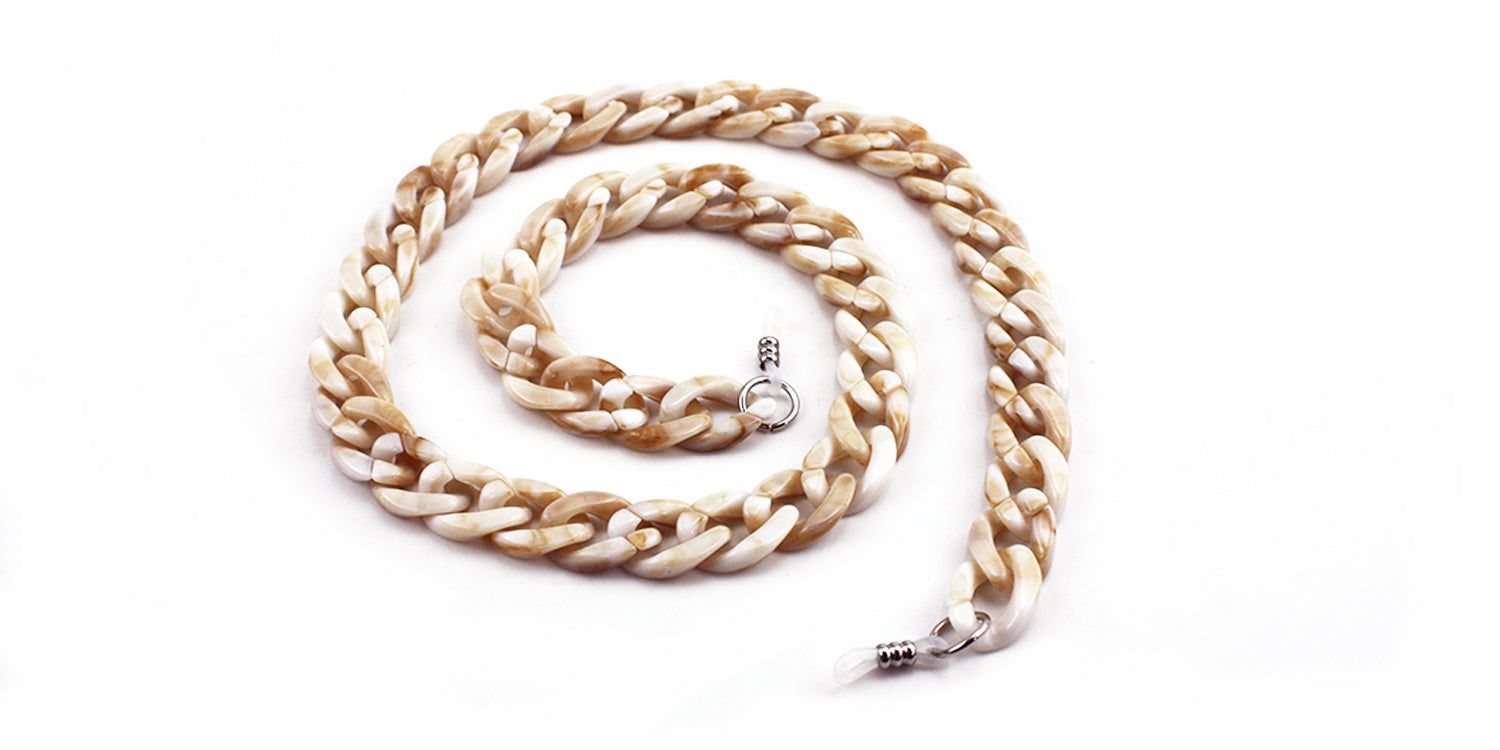 Brillenkette, beige-braune Kettenglieder, spiralförmig angeordnet. Metallverschlüsse an den Enden.