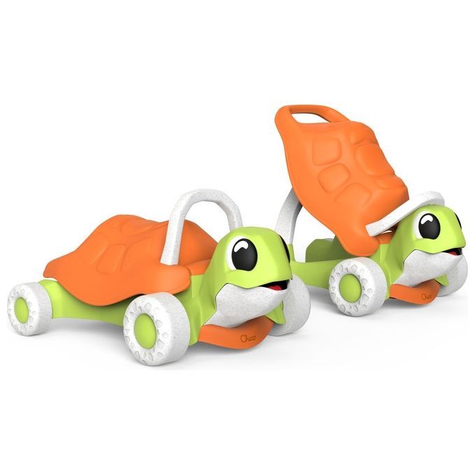 Zwei grüne und orangefarbene Spielzeugschildkröten mit Rädern. Weiße Griffe und Räder. Aufschrift Chicco.