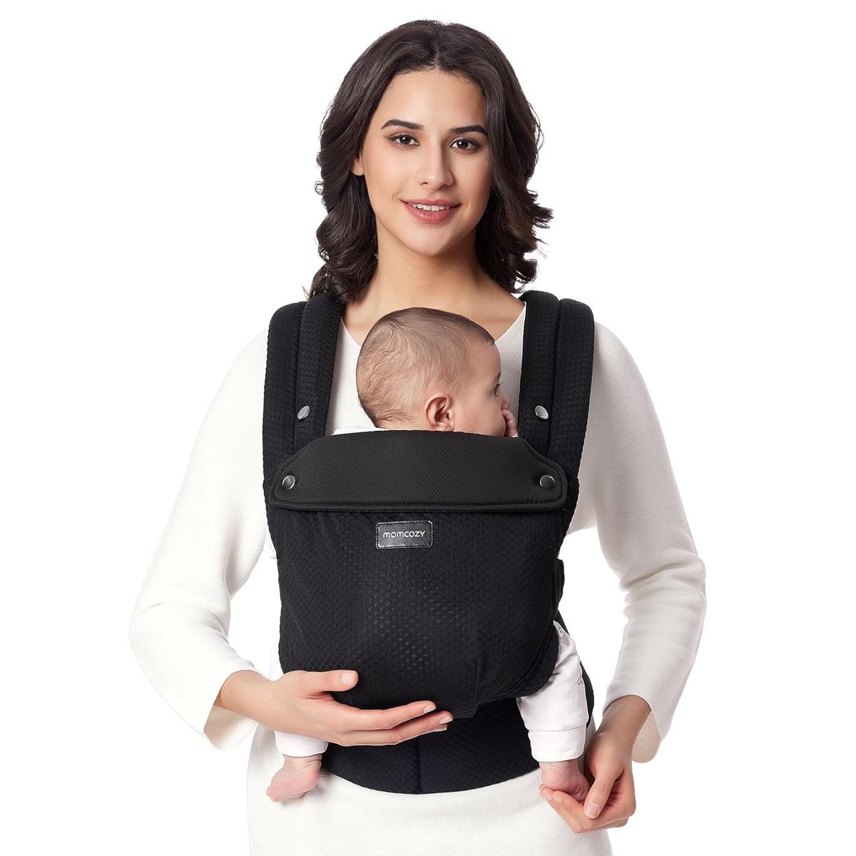 Schwarze Babytrage. Frau hält Baby. Momcozy-Logo sichtbar. Mesh-Gewebe. Schultergurte und Hüftgurt. Baby im Tragetuch.