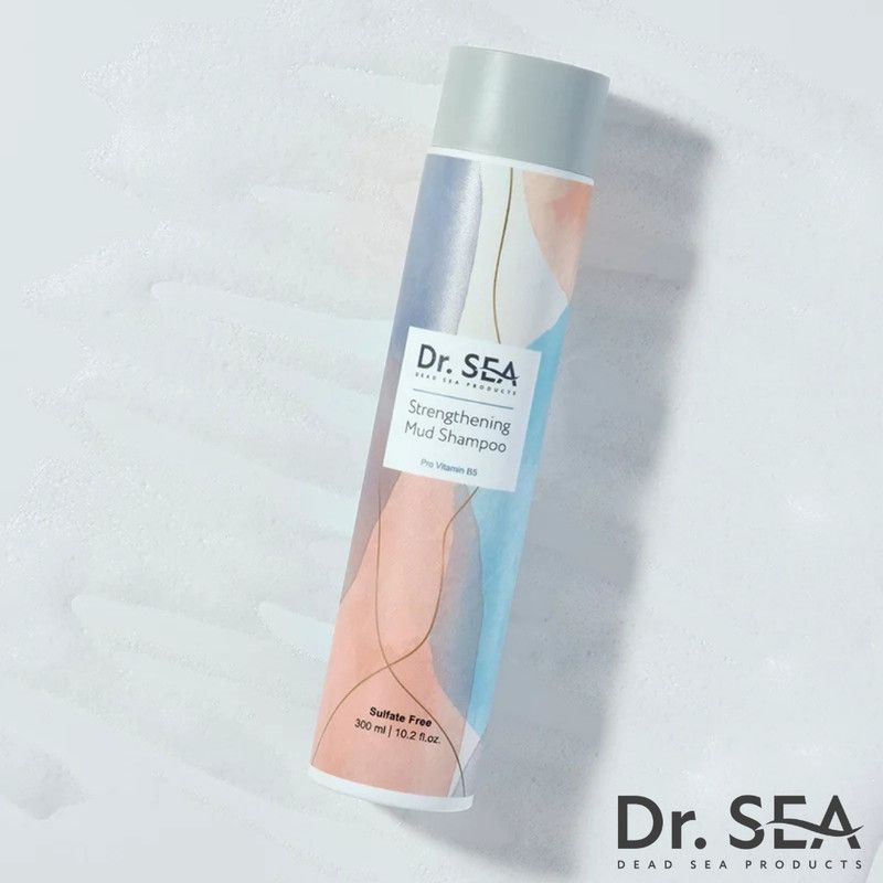 Produktflasche auf weißem Hintergrund. Aufschrift: Dr. SEA, Strengthening Mud Shampoo, Pro-Vitamin B5. 300 ml. Sulfate Free.
