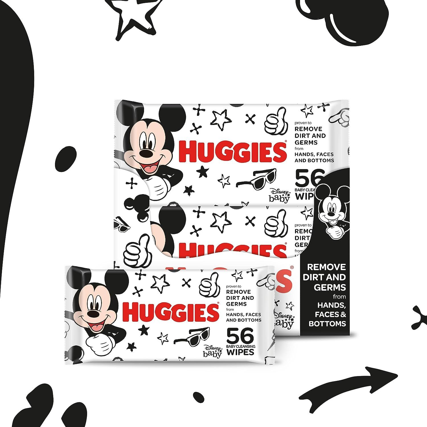 Drei Packungen Huggies Feuchttücher mit Mickey Mouse-Design. Schwarze und rote Schriftzüge. 56 Tücher pro Packung. Auf weißem Hintergrund.