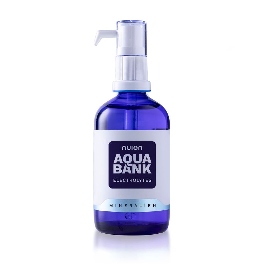 Blaue Glasflasche mit Pumpspender. Etikett mit "nuion AQUA BANK ELECTROLYTES MINERALIEN".