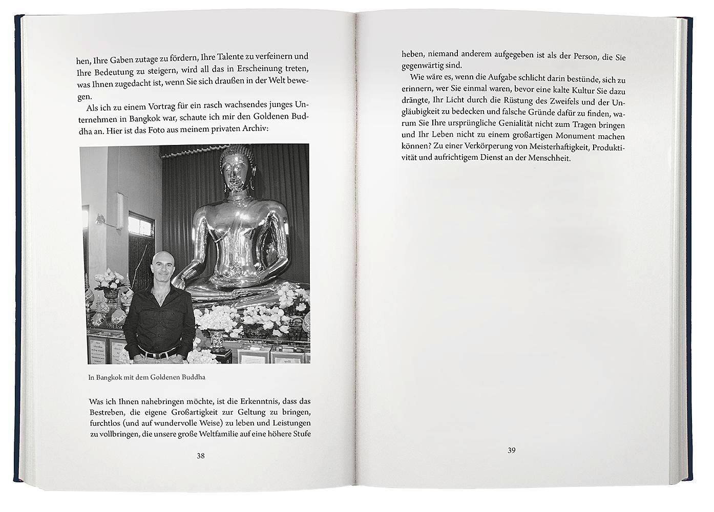 Buch aufgeschlagen. Doppelseite mit Text und Foto in schwarz-weiß. Text in deutscher Sprache. Seitenzahlen.