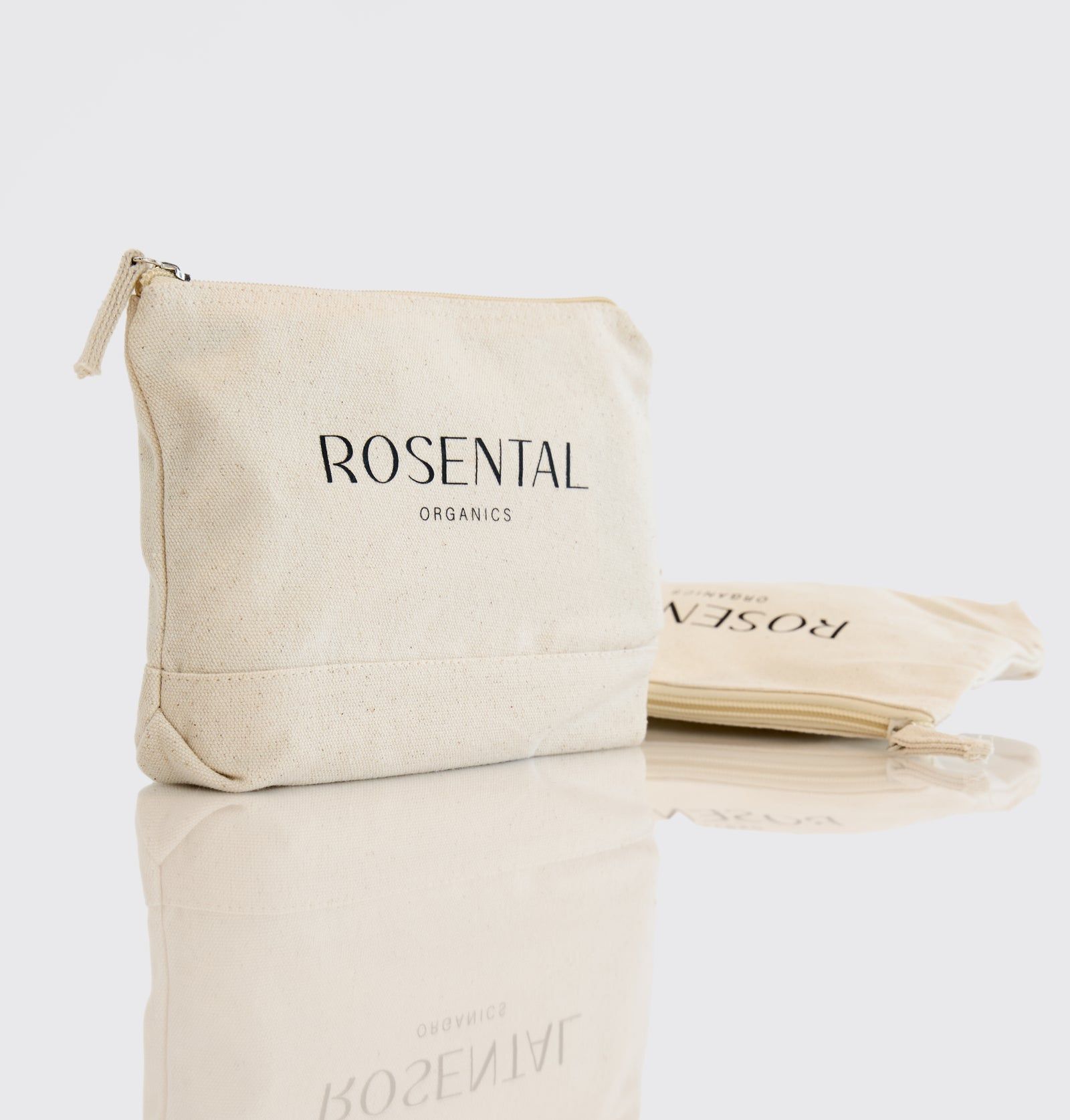 Beige Kosmetiktasche mit Reißverschluss. Aufschrift: ROSENTAL ORGANICS. Eine weitere Tasche im Hintergrund.