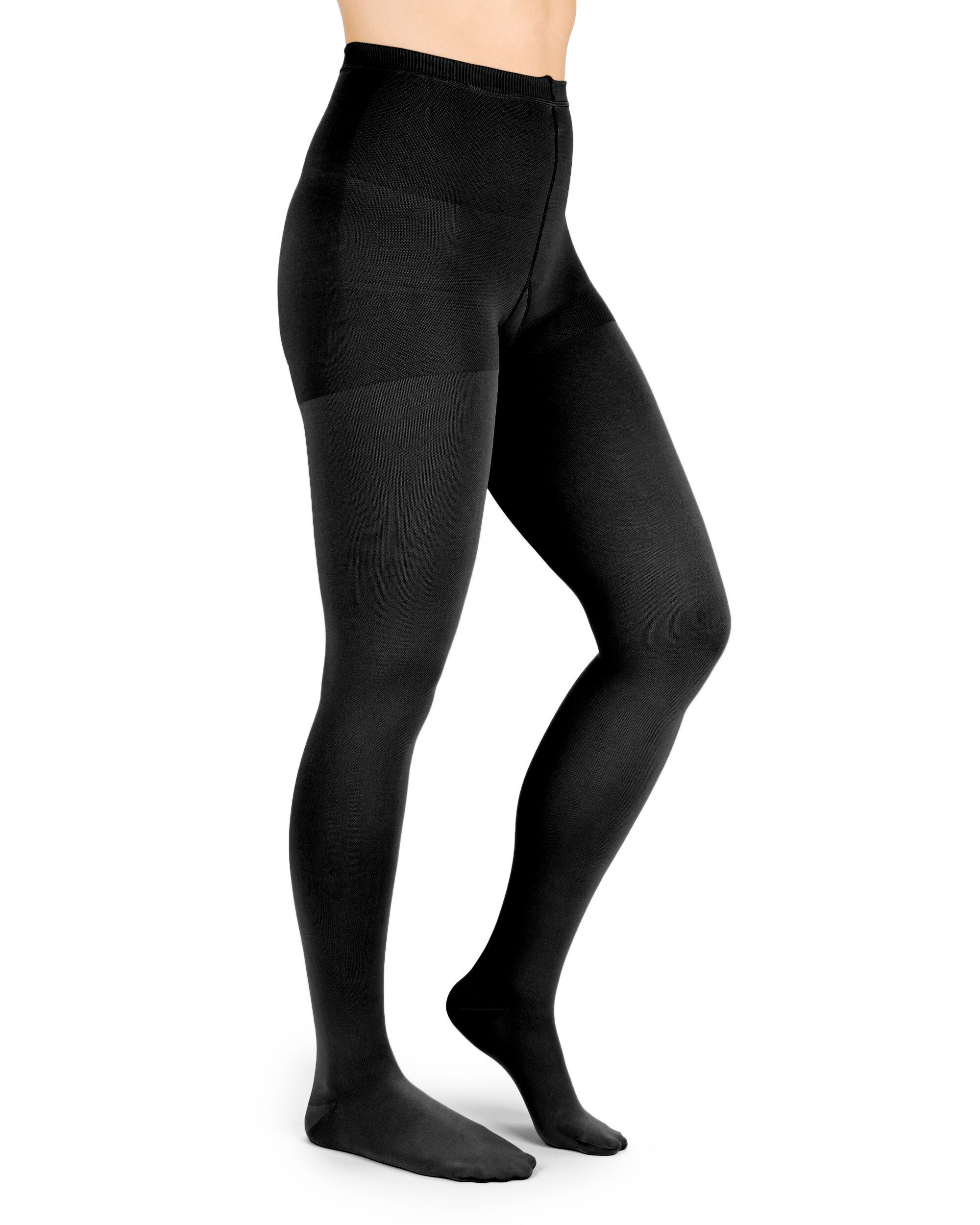 Schwarze Kompressionsstrumpfhose. Blick von der Seite, die Beine einer Person sind zu sehen. Der Stoff ist blickdicht.