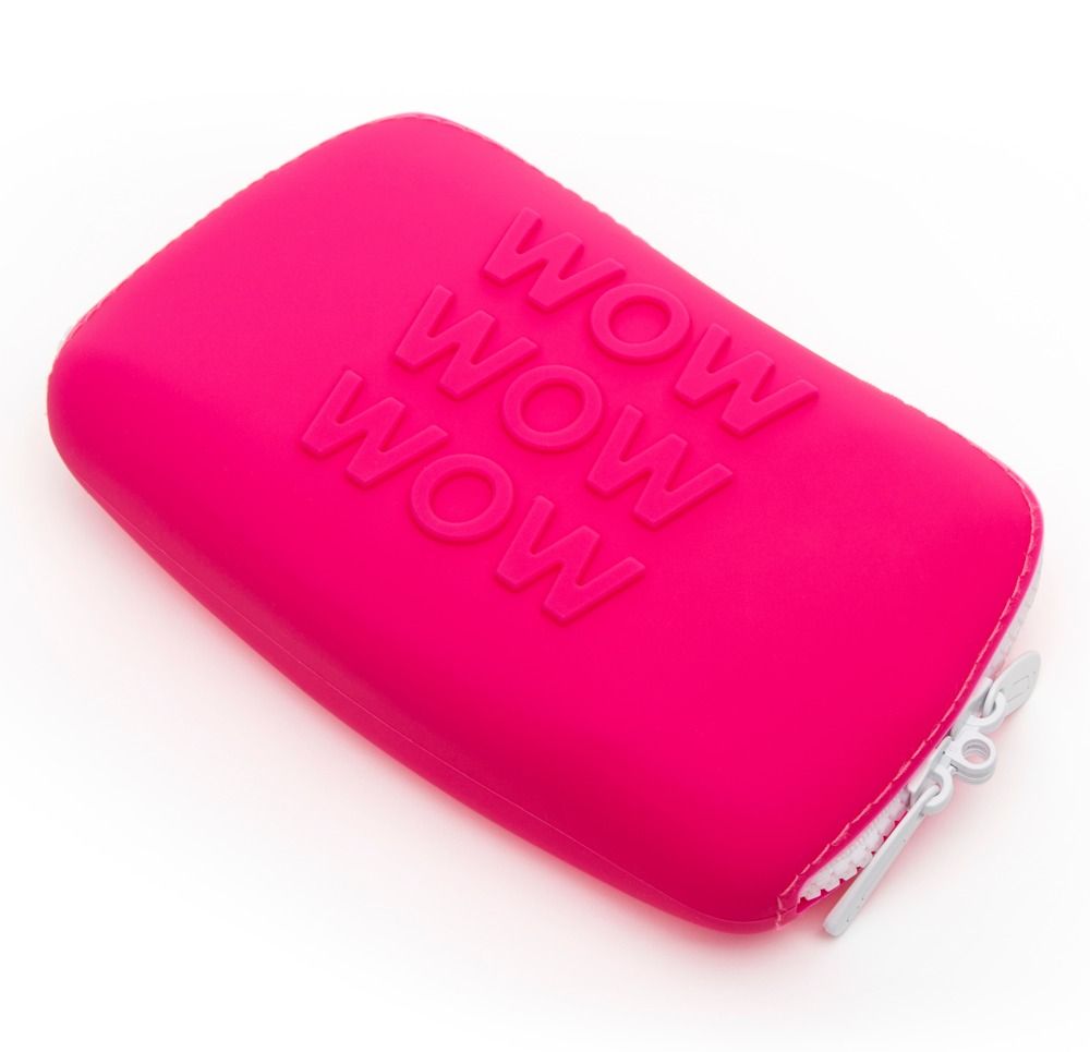 Pinkfarbene Silikon-Aufbewahrungstasche mit Reißverschluss. Auf der Tasche steht "WOW". Reißverschluss teilweise geöffnet.