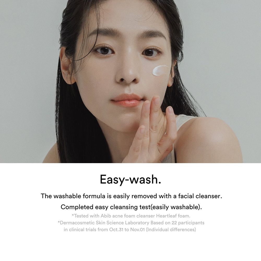Frau trägt Creme auf ihr Gesicht auf. Text: Easy-wash. Die Formel ist leicht abwaschbar.