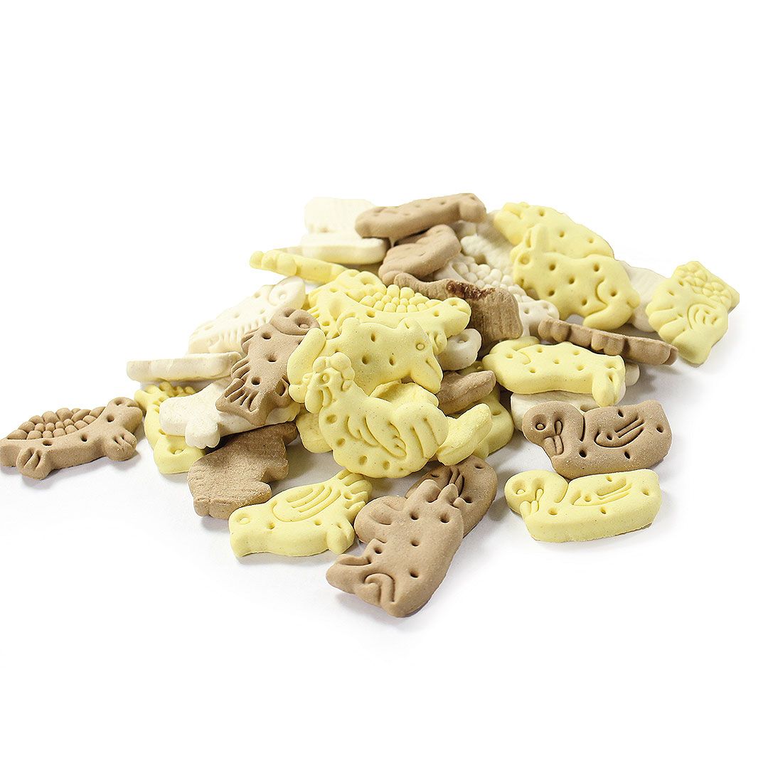 Hundekekse in verschiedenen Tierformen und Farben. Gezeigt sind Kekse in Gelb, Braun und Beige. Auf weißem Hintergrund.