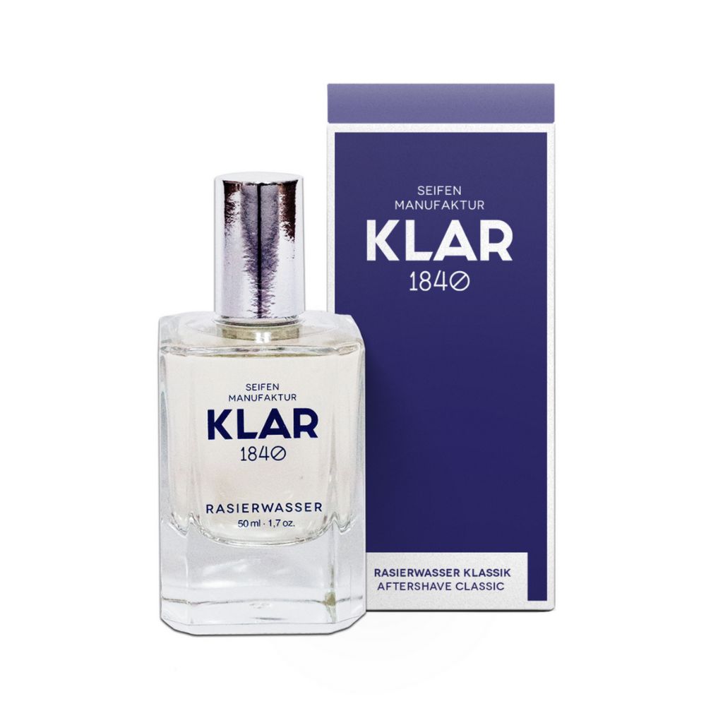 Klar Rasierwasser Klassik. Flakon mit silbernem Verschluss und blauer Verpackung. Aufschrift: Klar 1840, Rasierwasser.