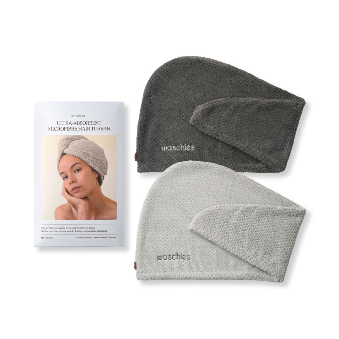 Zwei Haarturbane und Verpackung. Turbane in Grau und Hellgrau. Verpackung zeigt Produktbild und Text: Ultra-absorbierend, Mikrofaser.