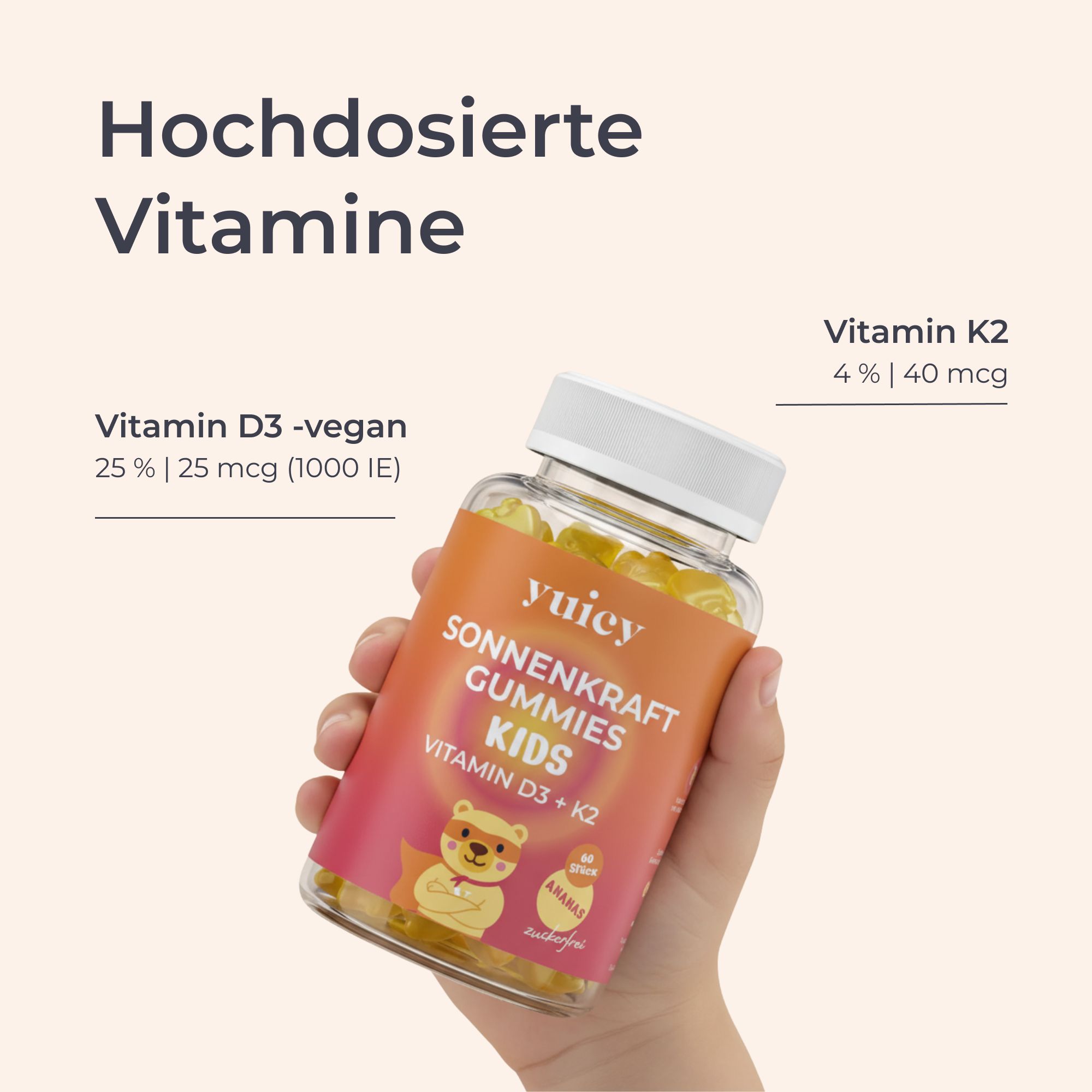 Glas mit gelben Gummibärchen. Aufschrift: yuicy Sonnenkraft Gummies KIDS Vitamin D3 + K2. Hand hält die Flasche.